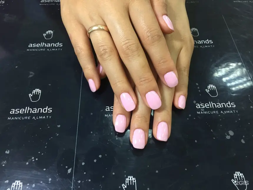 Розовый маникюр на фирменном чёрном коврике aselhands